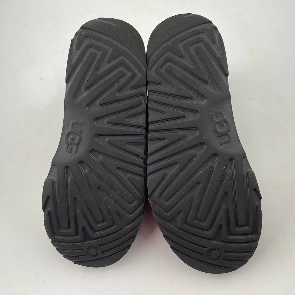 Ugg Unisex Kids Neumel II- SZ 6 -Black Suede Lace-Up Sherpa Lined Chukka Boot.
